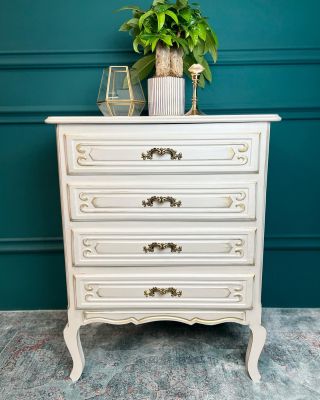 Premaľovaná komoda v metalickej farbe ✨ Komoda bola maľovaná pre klientku a predstavte si čo z nej bude… umývadlo! Keďže...